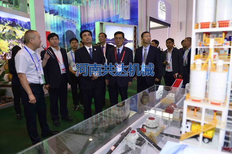 河南省副省長何金平帶隊(duì)到南博會河南展區(qū)視察并參觀訪問了我公司展位